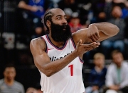 哈登回归赛场，惊险取胜首场状态亮眼，利物浦观众沸腾！的简单介绍