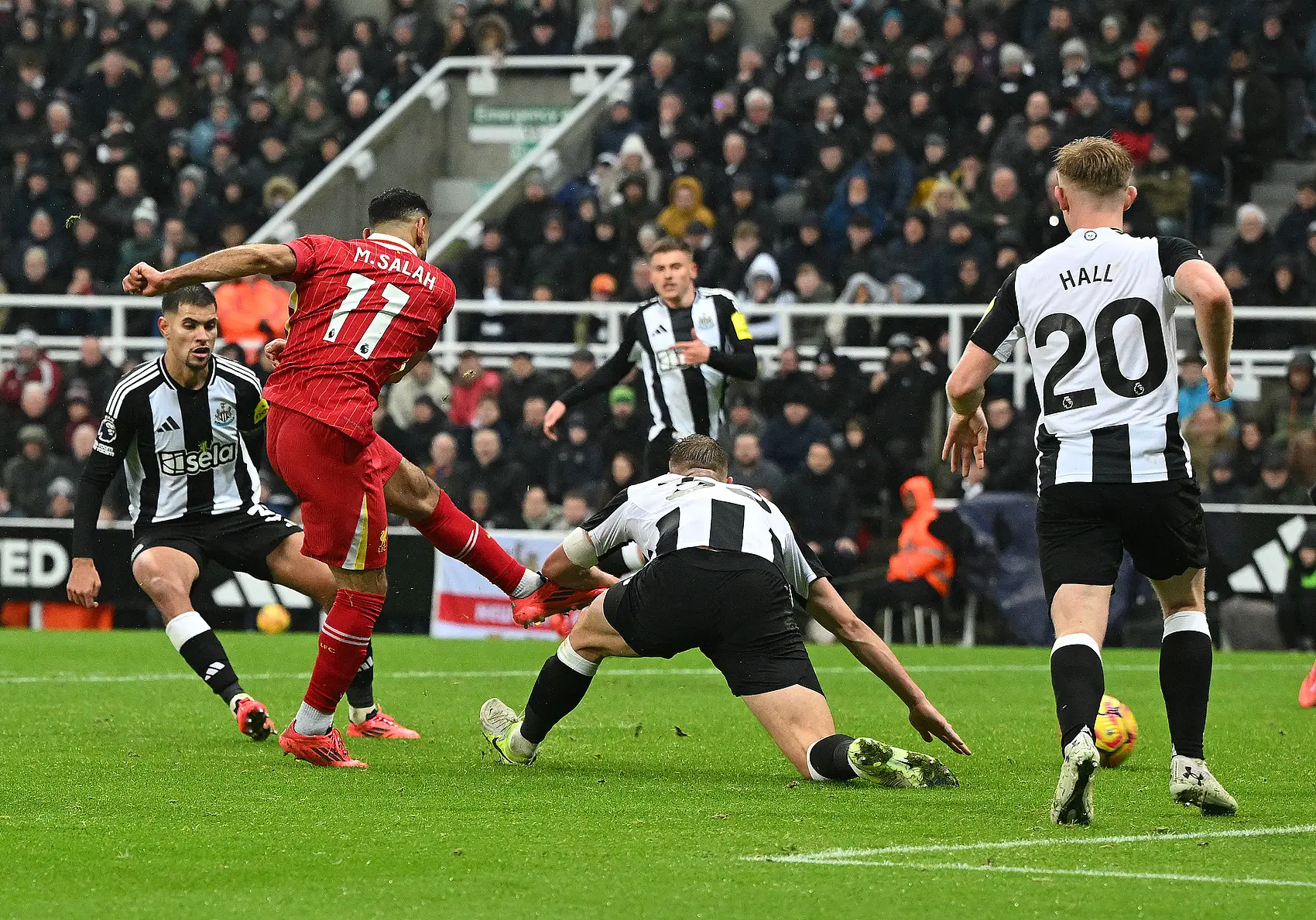  萨拉赫意外战胜RNG，出色防守引爆全场！上演精彩一战