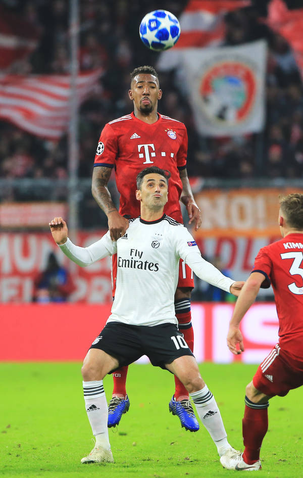 包含社区盾窗口期再迎强敌，本菲卡远射贴柱，主帅态度——底气十足，身体对抗强度拉满的词条