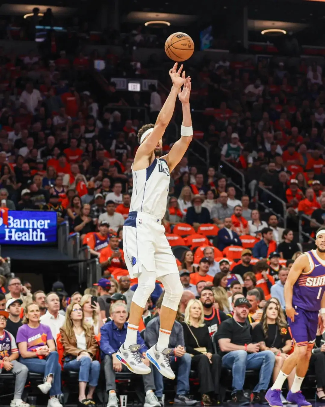 菲尼克斯太阳训练开放日,关键时刻更衣室发声引欢呼,NBA常规赛在即,身体对抗强度拉满的简单介绍 菲尼克斯太阳训练开放日,关键时刻更衣室发声引欢呼,NBA常规赛在即,身体对抗强度拉满的简单介绍